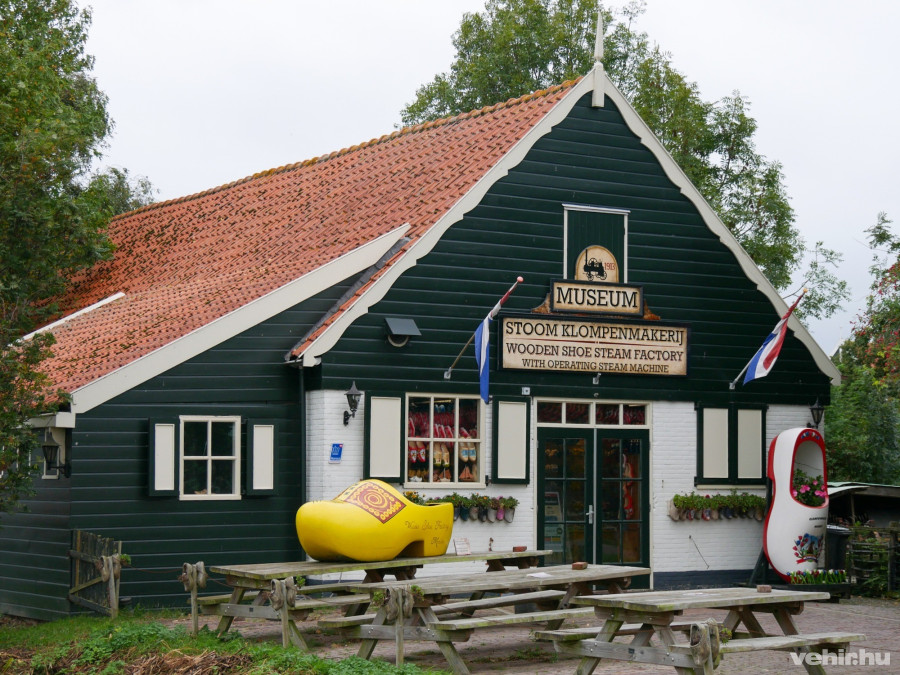 Markenben a fapapucs készítését is megnézhetjük