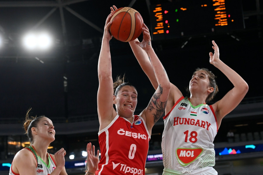 Kiss Virág (b) és Varga Alíz (j), valamint a cseh Renata Brezinová a női kosárlabda Európa-bajnokság negyeddöntőjében, a Magyarország - Csehország mérkőzésen a ljubljanai Stozice Arenában 2023. június 22-én. MTI/Kovács Tamás 
