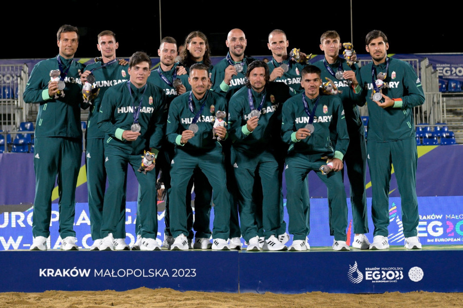 Az ezüstérmes magyar strandkézilabda-csapat tagjai a dobogón a krakkói központú Európa Játékokon Tarnówban 2023. június 22-én. A spanyolok 2-1-re nyertek a döntőben a magyar válogatott ellen. MTI/Koszticsák Szilárd