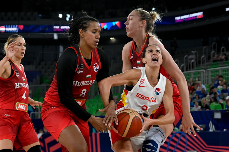 Dubei Debóra (b), Goree Cyesha (b2) és Határ Bernadett (j), valamint a spanyol Queralt Casas (b3) a női kosárlabda Európa-bajnokság elődöntőjében játszott Magyarország - Spanyolország mérkőzésen a ljubljanai Stozice Arenában 2023. június 24-én. A magyar válogatott 69-60-ra kikapott. MTI/Kovács Tamás
