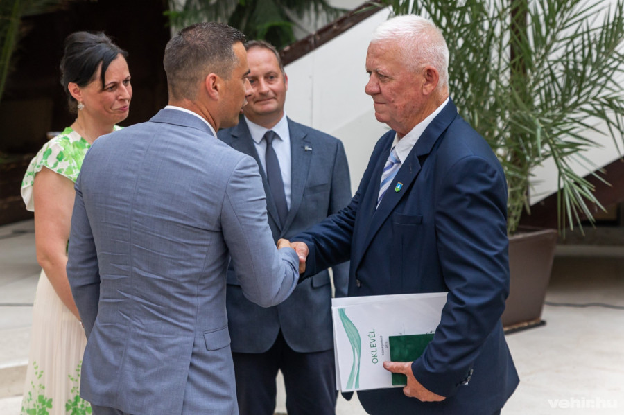 Ovádi Péter és Harnos László, a háttérben Ángyán Tamás