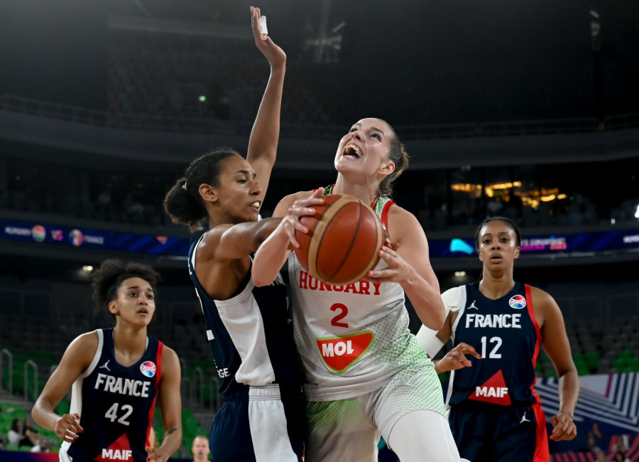 A francia Leila Lacan (b), Marieme Badiane (b2) és Iliana Rupert (j), valamint Kiss Virág (j2) a női kosárlabda Európa-bajnokság harmadik helyéért játszott Magyarország - Franciaország mérkőzésen a ljubljanai Stozice Arenában 2023. június 25-én. MTI/Kovács Tamás