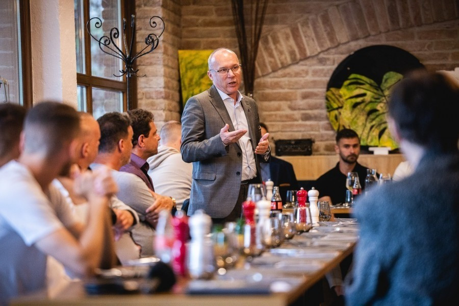 Porga Gyula polgármester az idényzáró banketten is kijelentette, hogy a városvezetőség a labdarúgócsapat mellett áll (archív fénykép)