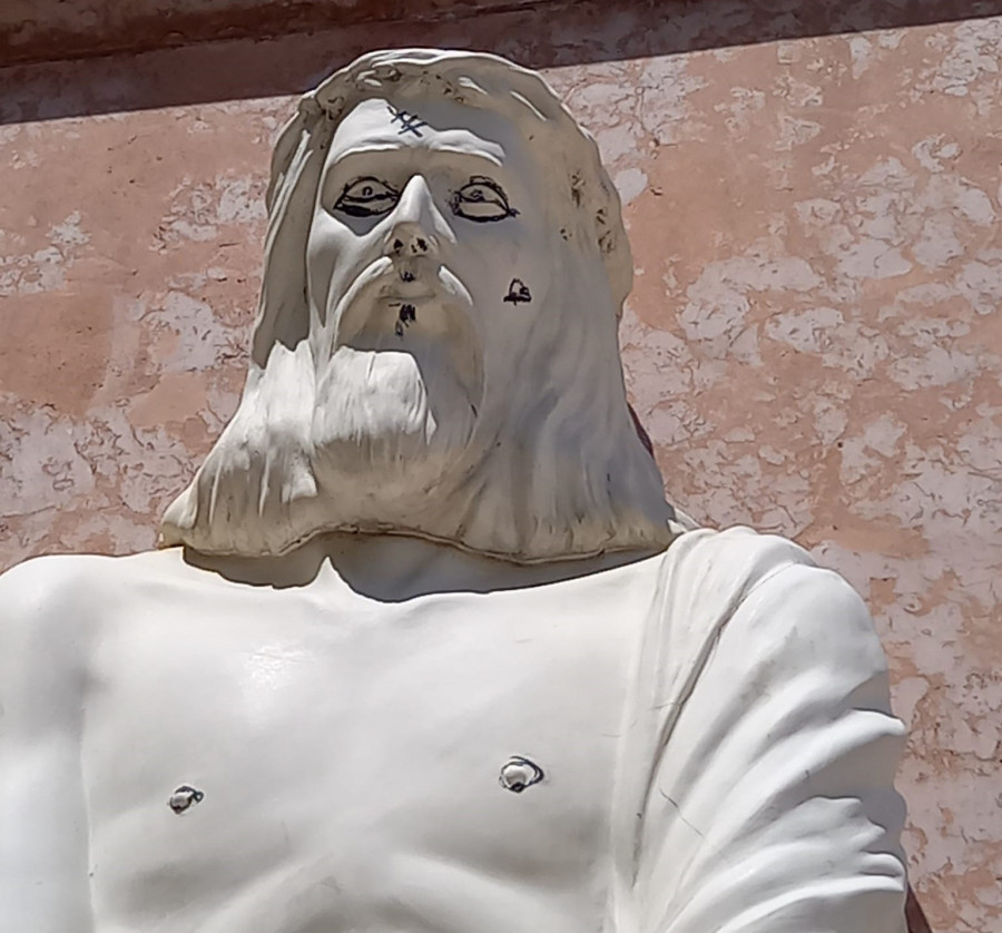 Megrongálták a veszprémi Krisztus-szobrot