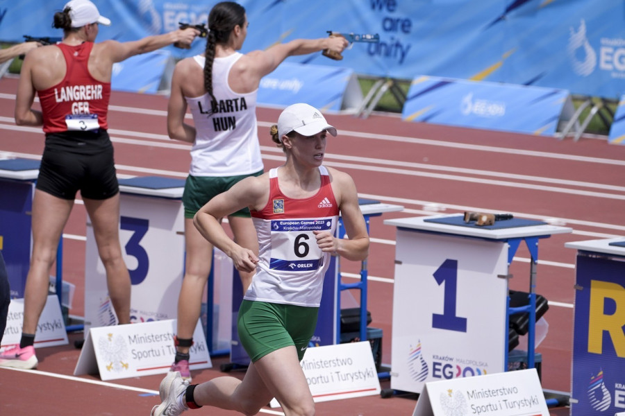 Gulyás Michelle a női öttusázók döntőjének lézerlövészet és futás versenyszámában az Európa Játékokon a krakkói AWF Sport Centrumban 2023. július 1-jén. MTI/Koszticsák Szilárd