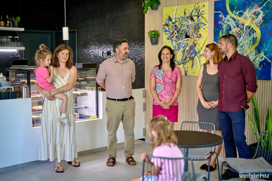 A Füge Liget megálmodói: Penovác Anna, Dobos Márton, Hakkel Zsófi és Tremmer Roland Hegedűs Barbara alpolgármesterrel