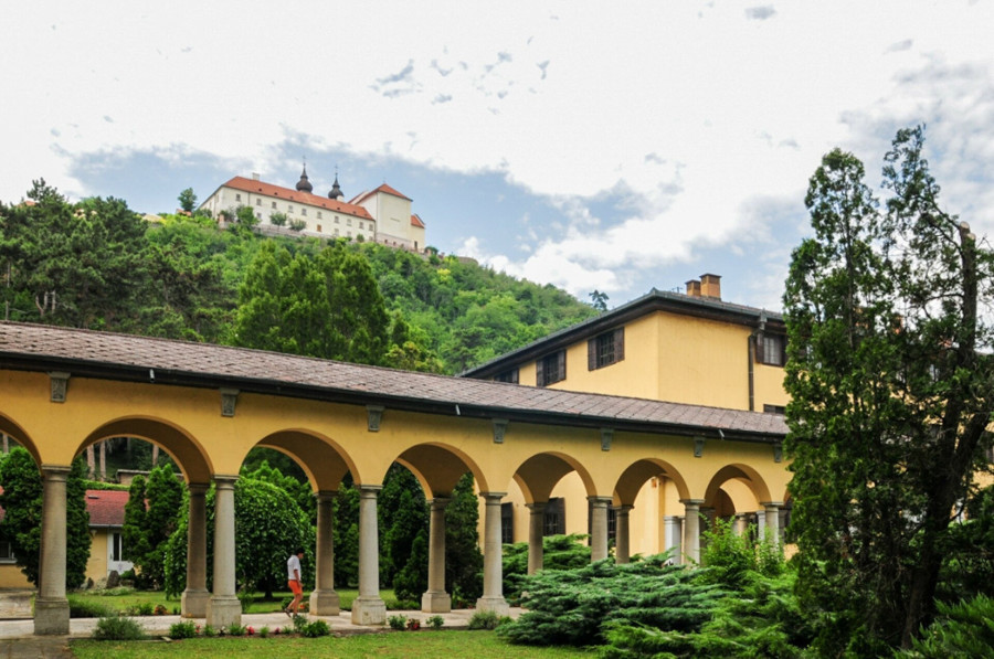 A kutatóintézet, fölötte a tihanyi apátság (fotó:turistamagazin.hu)