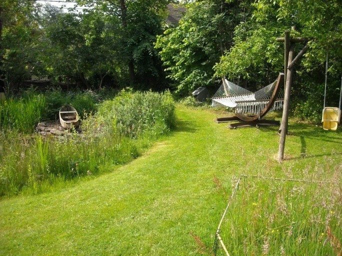 Rövidre nyírt fű és rovarbarát kis rét egyetlen kerten belül. Az eredmény praktikus, természetbarát és esztétikus. Fotó: Pixabay