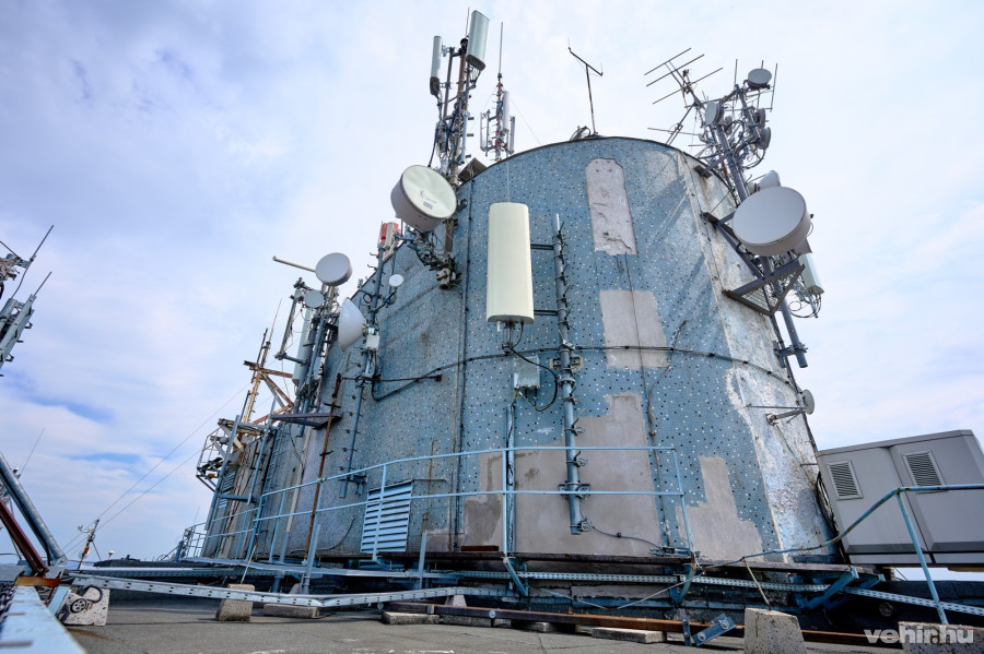 A veszprémi húszemeletes tetején is számos antenna végzi a feladatát