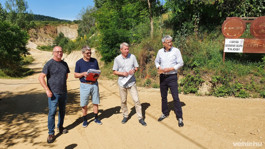 A sajtótájékoztató résztvevői az érintett terület előtt