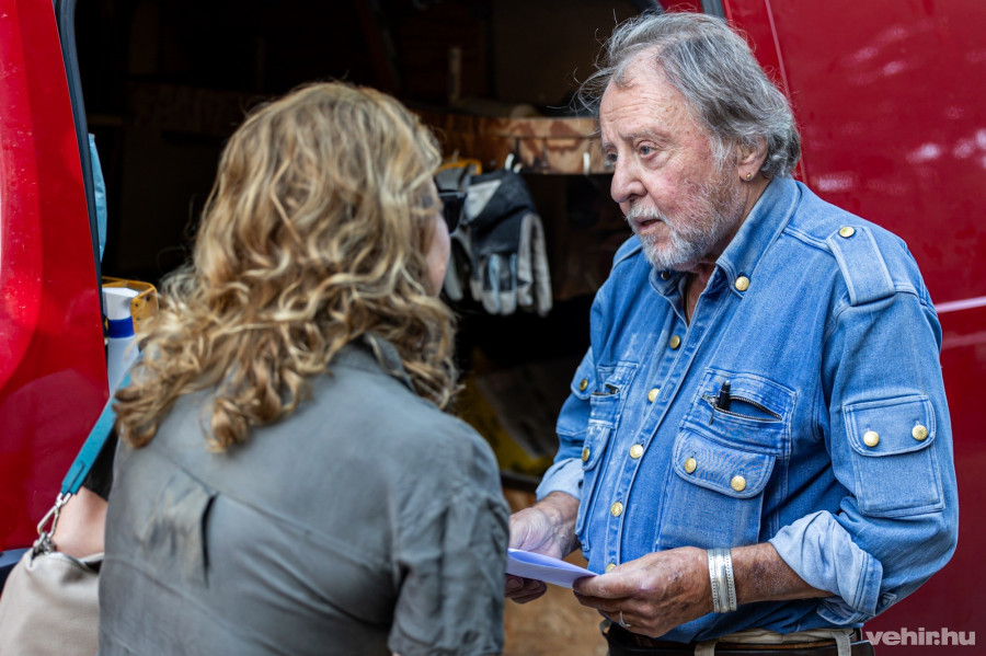 Gunter Demnig szobrászművész már több mint százezer botlatókövet helyezett el Európában