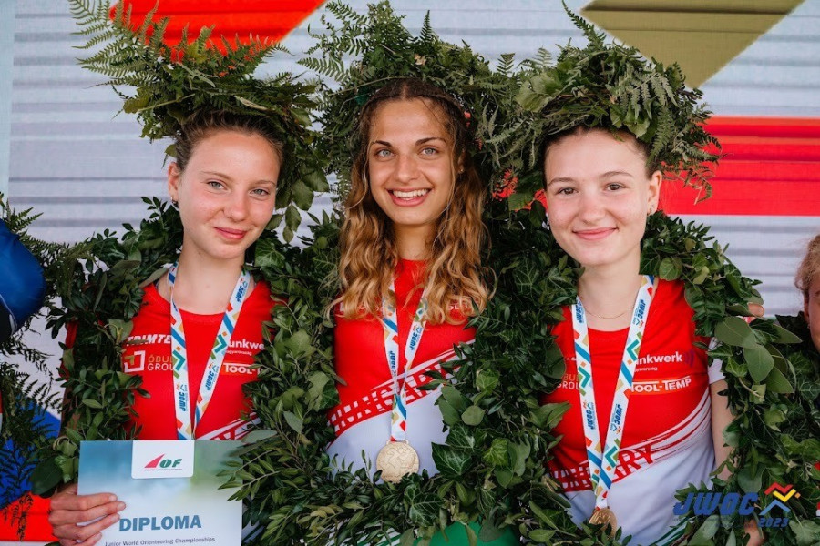 Három a magyar igazság – Máramarosi Rita (középen) a veszprémiek triplán „aranyos” tájfutója