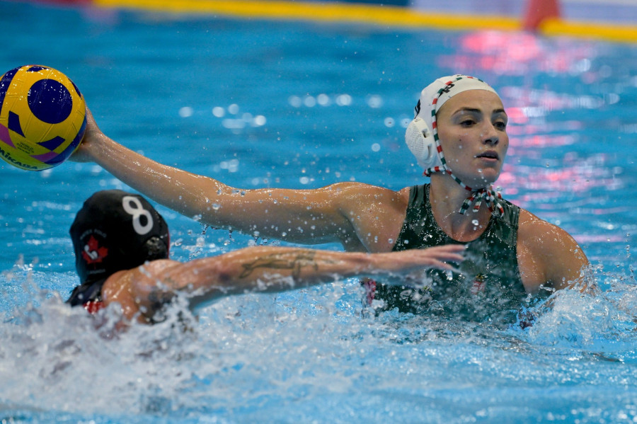 Gurisatti Gréta (j) és a kanadai Elyse Lemay-Lavoie a női vízilabdatorna csoportkörének első fordulójában játszott Magyarország-Kanada mérkőzésen a fukuokai vizes világbajnokságon 2023. július 16-án. A magyar válogatott 11-10-re legyőzte a kanadai csapatot. MTI/Koszticsák Szilárd