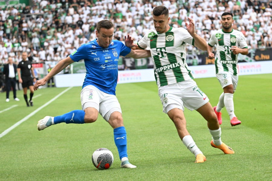 Amer Gojak, a Ferencváros (j) és Árni Frederiksberg, a feröeri Kí Klaksvík játékosa a labdarúgó Bajnokok Ligája 1. selejtező fordulójában játszott Ferencváros TC - Kí Klaksvík visszavágó mérkőzésen a Groupama Arénában 2023. július 19-én. MTI/Illyés Tibor