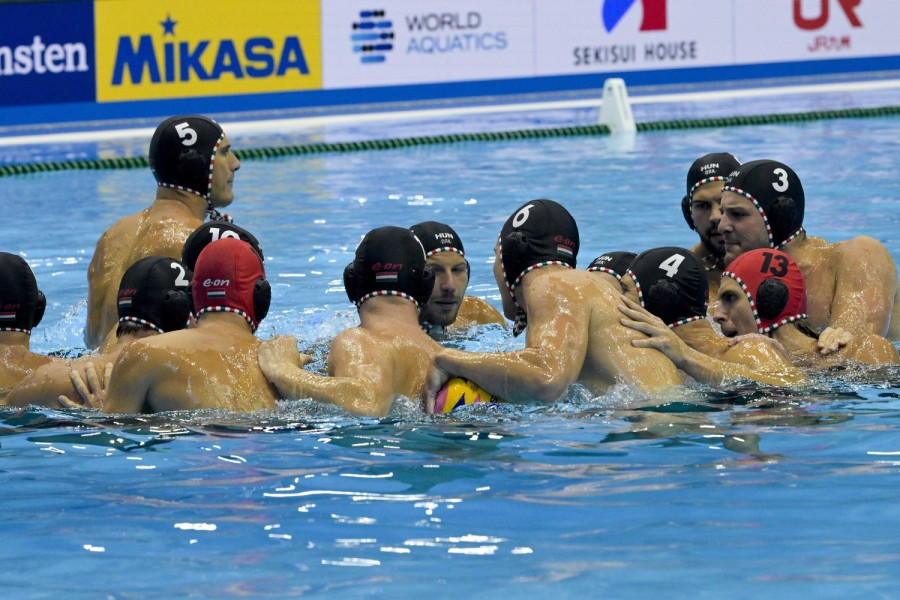 Magyar játékosok a férfi vízilabdatorna csoportkörének második fordulójában játszott Horvátország - Magyarország mérkőzés előtt a fukuokai vizes világbajnokságon 2023. július 19-én. MTI/Koszticsák Szilárd
