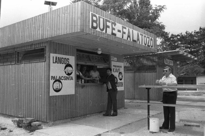 Az 1981-es balatonfűzfői büfékínálat ma is megállná a helyét.