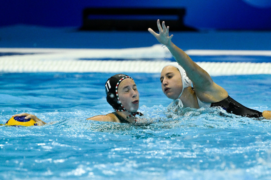 Hajdú Kata (b) és az új-zélandi Gabrielle Milicich a női vízilabdatorna csoportkörének harmadik fordulójában játszott Új-Zéland - Magyarország mérkőzésen a fukuokai vizes világbajnokságon 2023. július 20-án. Magyarország 23-5-re nyert. MTI/Koszticsák Szilárd