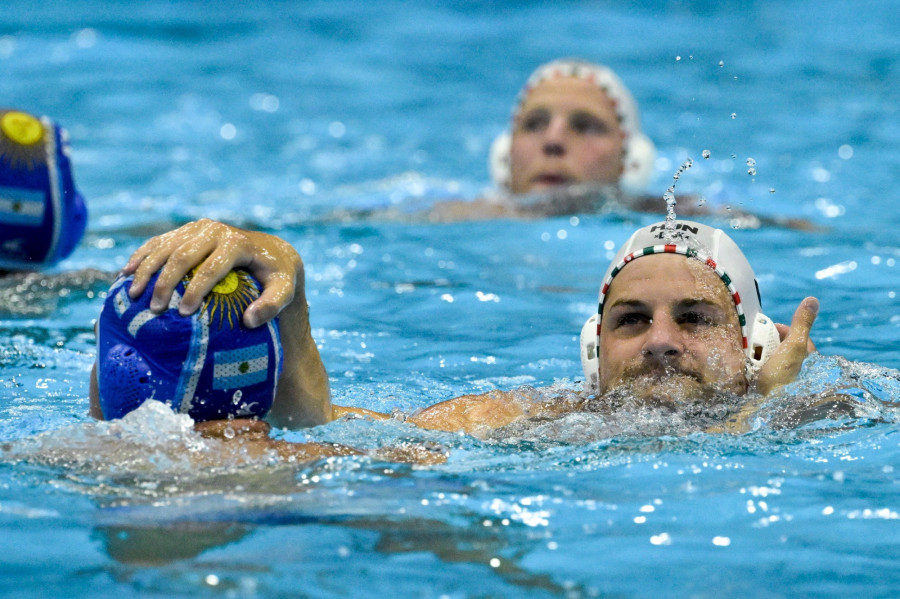 Manhercz Krisztián (j) és az argentin Guido Martino a férfi vízilabdatorna csoportkörének harmadik fordulójában játszott Magyarország - Argentína mérkőzésen a fukuokai vizes világbajnokságon 2023. július 21-én. Magyarország 21-13-ra nyert. MTI/Koszticsák Szilárd