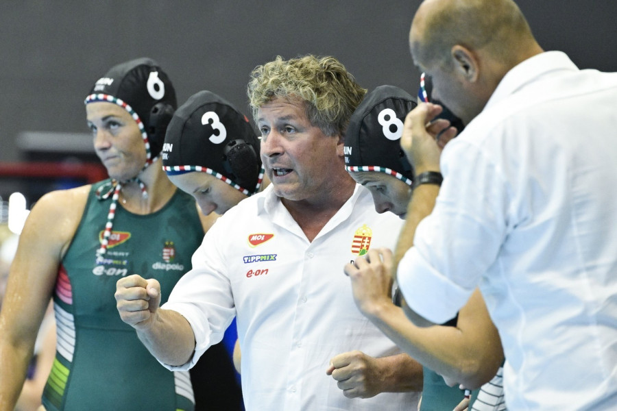 Bíró Attila, a magyar válogatott szövetségi kapitánya (k) a női vízilabdatorna csoportkörének harmadik fordulójában játszott Új-Zéland - Magyarország mérkőzésen a fukuokai vizes világbajnokságon 2023. július 20-án. Magyarország 23-5-re nyert. MTI/Koszticsák Szilárd