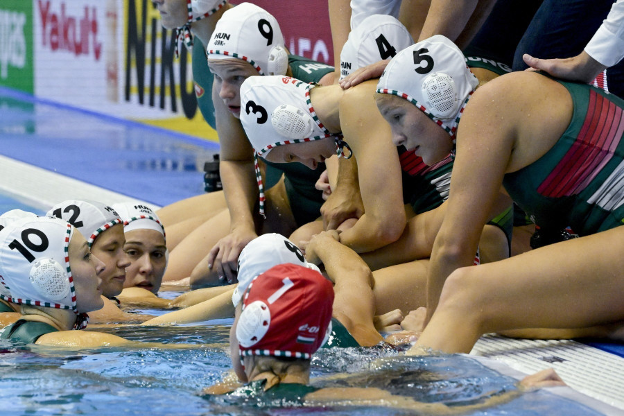 A magyar válogatott játékosai a női vízilabdatorna negyeddöntőjében játszott Magyarország - Spanyolország mérkőzésen a fukuokai vizes világbajnokságon 2023. július 24-én. A magyar válogatott 12-9-re kikapott az Európa-bajnok spanyol csapattól. MTI/Koszticsák Szilárd