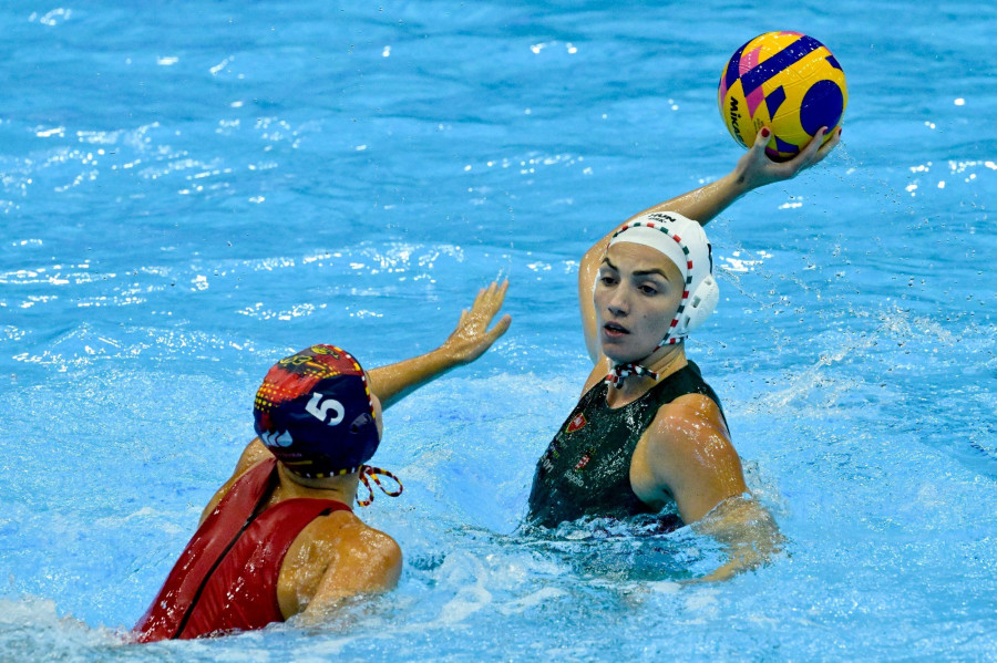 Gurisatti Gréta (j) és a spanyol Nona Perez Vivas a női vízilabdatorna negyeddöntőjében játszott Magyarország - Spanyolország mérkőzésen a fukuokai vizes világbajnokságon 2023. július 24-én. MTI/Koszticsák Szilárd