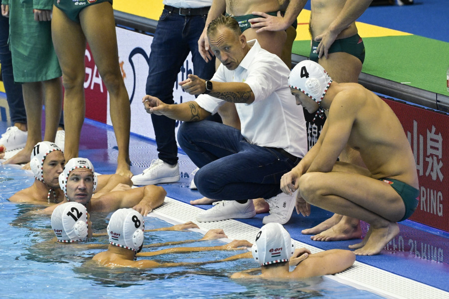 Varga Zsolt, a magyar válogatott szövetségi kapitánya magyaráz a játékosoknak a férfi vízilabdatorna csoportkörének harmadik fordulójában játszott Magyarország - Argentína mérkőzésen a fukuokai vizes világbajnokságon 2023. július 21-én. Magyarország 21-13-ra nyert. MTI/Koszticsák Szilárd