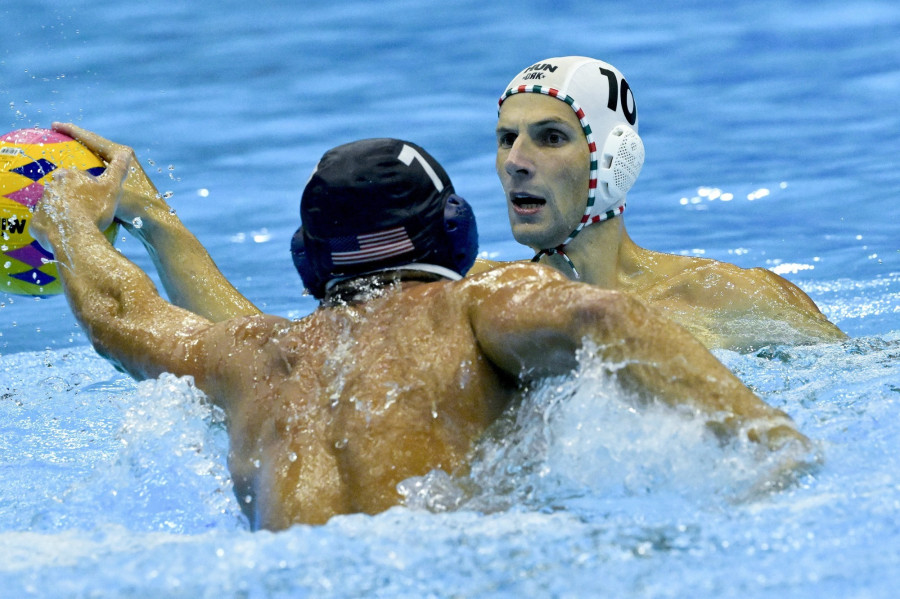 Varga Dénes (j) és az amerikai Ben Hallock a férfi vízilabdatorna negyeddöntőjében játszott Magyarország - Egyesült Államok mérkőzésen fukuokai vizes világbajnokságon 2023. július 25-én. MTI/Koszticsák Szilárd 