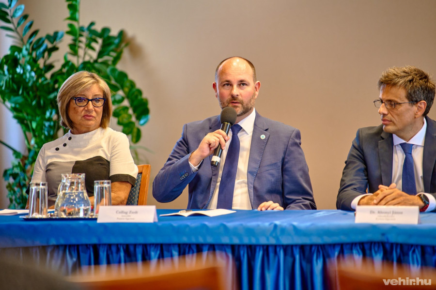 Prof. Dr. Navracsics Judit, MFTK dékán, Csillag Zsolt, kancellár, Dr. Abonyi János, rektorhelyettes