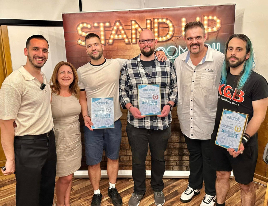 A díjazottak és a zsűri (Bálint balról a harmadik)