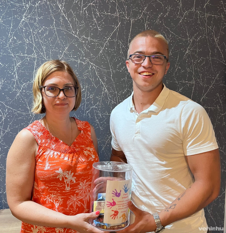 Siklósi Dániel (jobbra) adta át a befolyt összeget a Pető Intézet számára