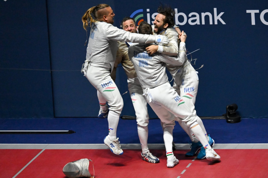 A Szilágyi Áron, Szatmári András, Gémesi Csanád, Decsi Tamás (j-b) összeállítású férfi kardcsapat, miután legyőzte a sorozatban négyszer világbajnok dél-koreaiakat a milánói vívó-világbajnokságon 2023. július 28-án. MTI/Illyés Tibor