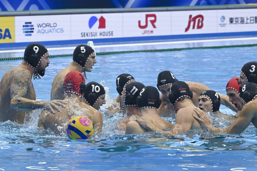 A magyar válogatott játékosai a férfi vízilabdatorna döntőjében játszott Magyarország - Görögország mérkőzésen a fukuokai vizes világbajnokságon 2023. július 29-én. MTI/Koszticsák Szilárd