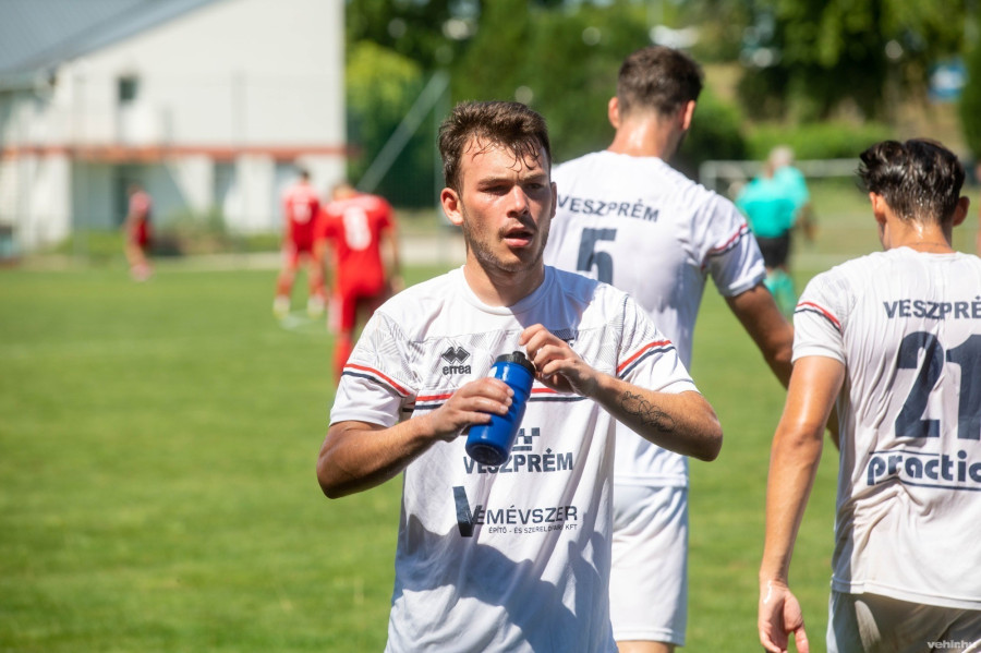 A veszprémieknek a párás időjárással is meg kellett küzdeniük (archív fénykép)