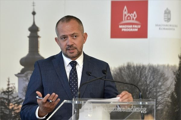 Gyopáros Alpár, a Miniszterelnökség modern települések fejlesztéséért felelős kormánybiztosa a Falusi Civil Alapról tartott sajtótájékoztatóján a Miniszterelnökség Benczúr utcai épületében 2023. július 31-én. Egymilliárd forintos keretösszegre pályázhatnak falusi civil szervezetek a Magyar Falu program keretében. MTI/Soós Lajos