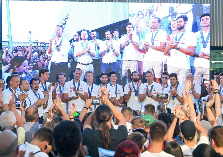 A Fukuokában világbajnoki címet szerző magyar férfi vízilabda-válogatottat köszöntik a szurkolók a Duna Arénában 2023. július 31-én. A magyar válogatott július 29-én ötméteresekkel győzte le a görögöket a vb-döntőben, ezzel 1973, 2003 és 2013 után története negyedik aranyérmét nyerte. MTI/Bruzák Noémi