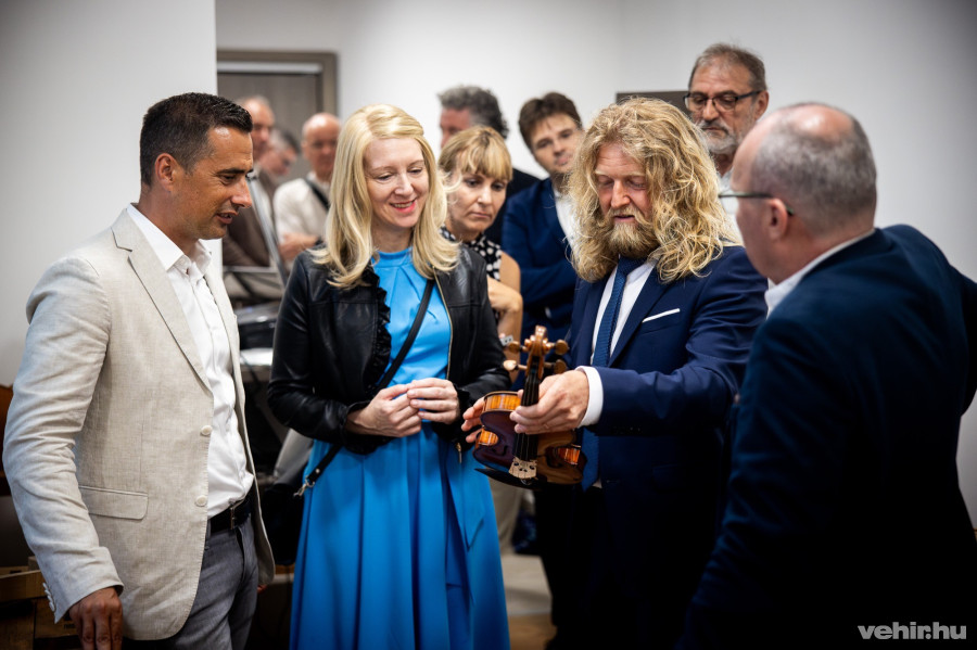 Sümegi Elemér hegedűkészítő mester gyorstalpalót is tartott az átadón részt vevő Ovádi Péter, országgyűlési képviselőnek, Markovits Alíz, Veszprém-Balaton 2023 Zrt. vezérigazgatónak és Porga Gyula, polgármesternek