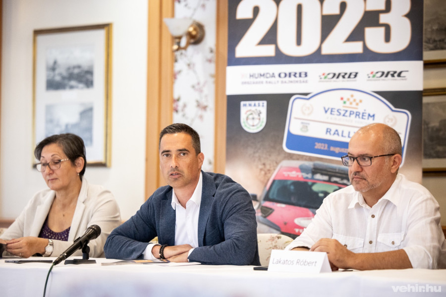 Brányi Mária alpolgármester, Ovádi Péter, országgyűlési képviselő és a Veszprém Rallye szervezője, Lakatos Róbert 