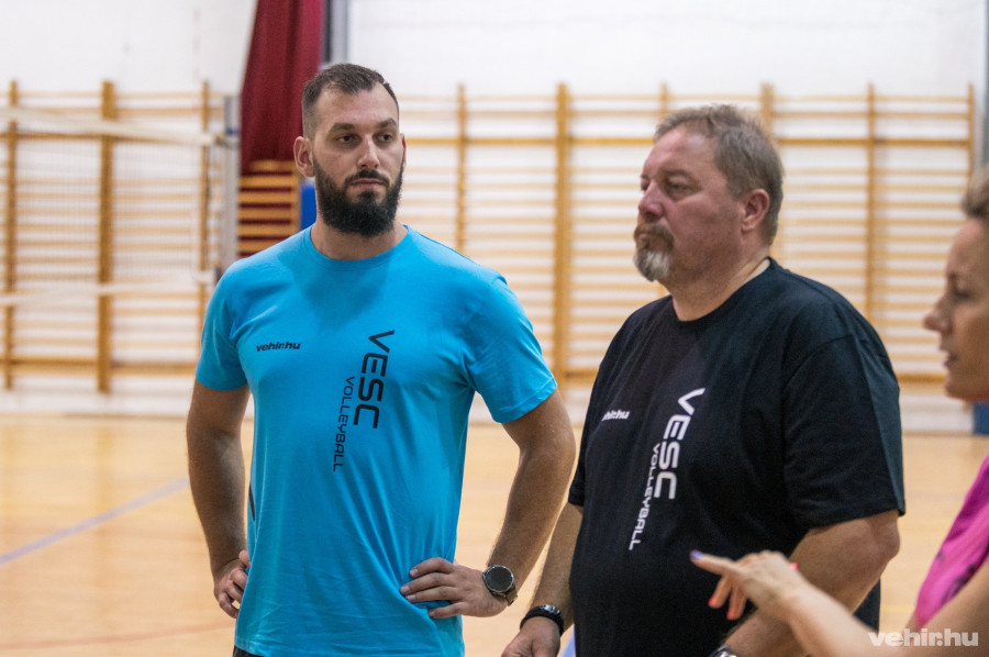 Tumpech Ádám (kék felsőben)