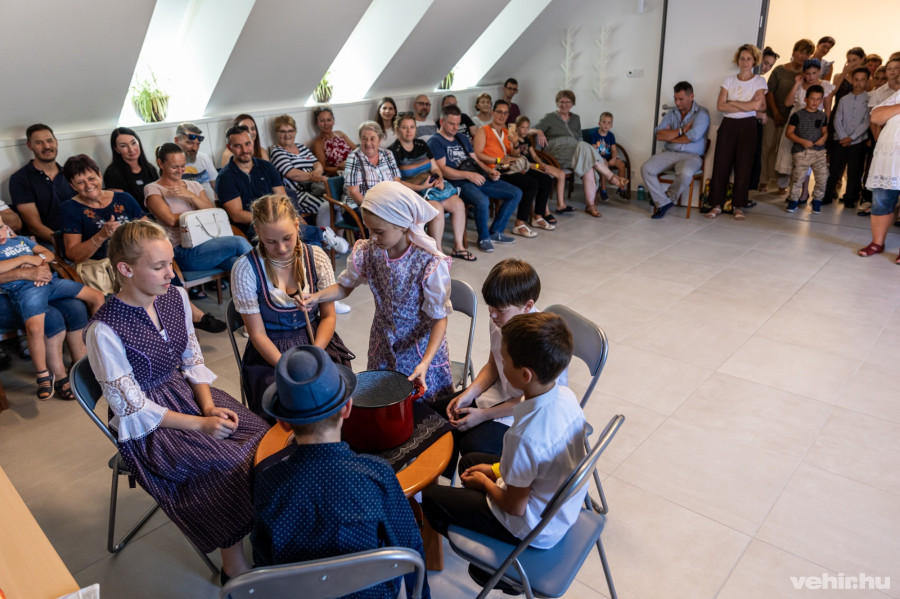 A családi élet hétköznapi jelenetei elevenedtek meg a táborozók műsorában