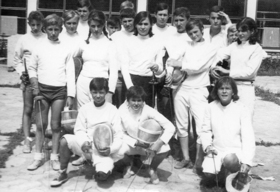 Fiatal BVTC-s vívók egy csoportja