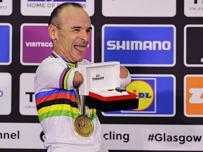 Ricardo Ten örömmel vette át a megérdemelt díjat - fotó: 9gag