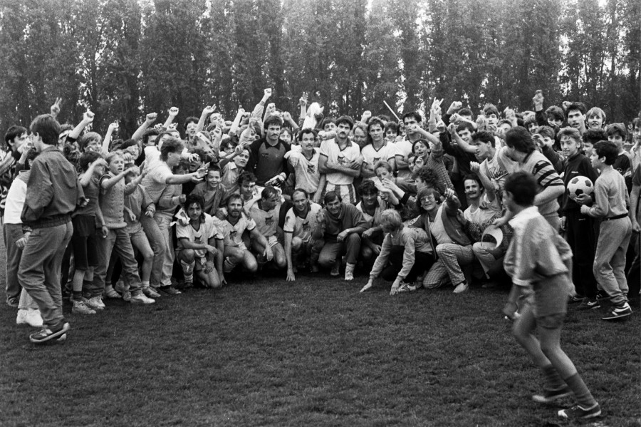 Így ünnepelték a szurkolók az NB II-ben aranyérmet nyert labdarúgócsapatot