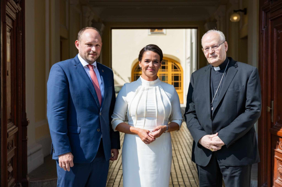Novák Katalin Erdő Péter bíborossal és Hernádi Ádámmal, Esztergom polgármesterével