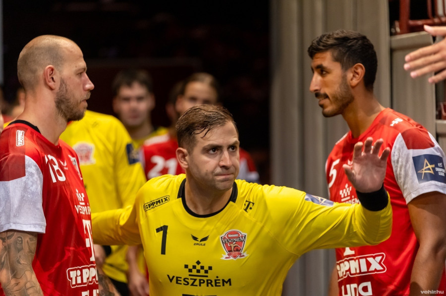 Omar Jahia (jobbra) a Nexe elleni 2023.08.11-ei felkészülési mérkőzésen, a csapatok bemutatásakor már kifutott a játéktérre, de pályára akkor még nem lépett