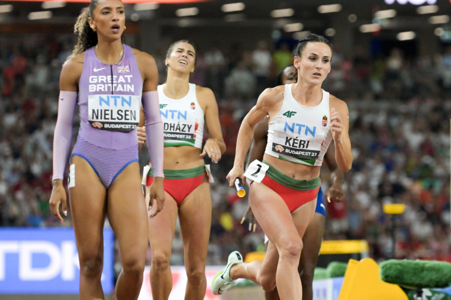 Kéri Bianka (j) a női 4x400 méteres váltófutás előfutamában a budapesti atlétikai világbajnokságon a Nemzeti Atlétikai Központban 2023. augusztus 26-án. Mögötte Nádházy Evelin. MTI/Koszticsák Szilárd