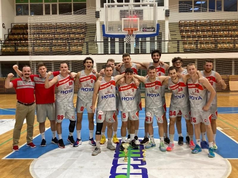 A tornagyőztes veszprémi csapat - Fotó: veszpremkosar.hu