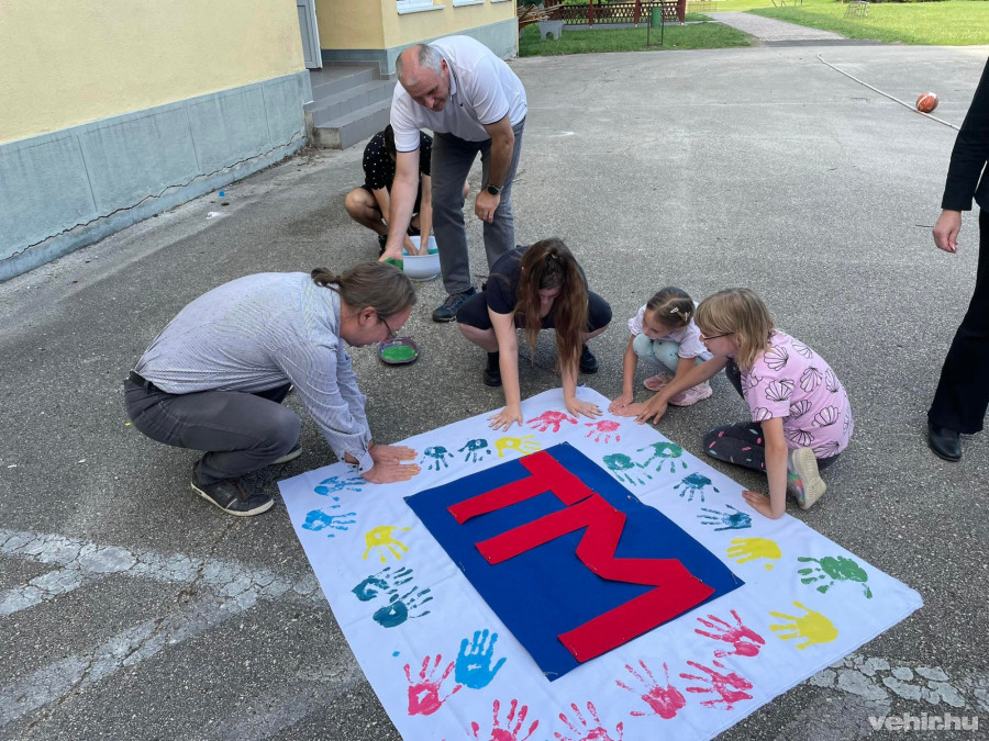 Lelkes munka zajlik a devecseri iskola udvarán Somogyvári Lajos vezetésével