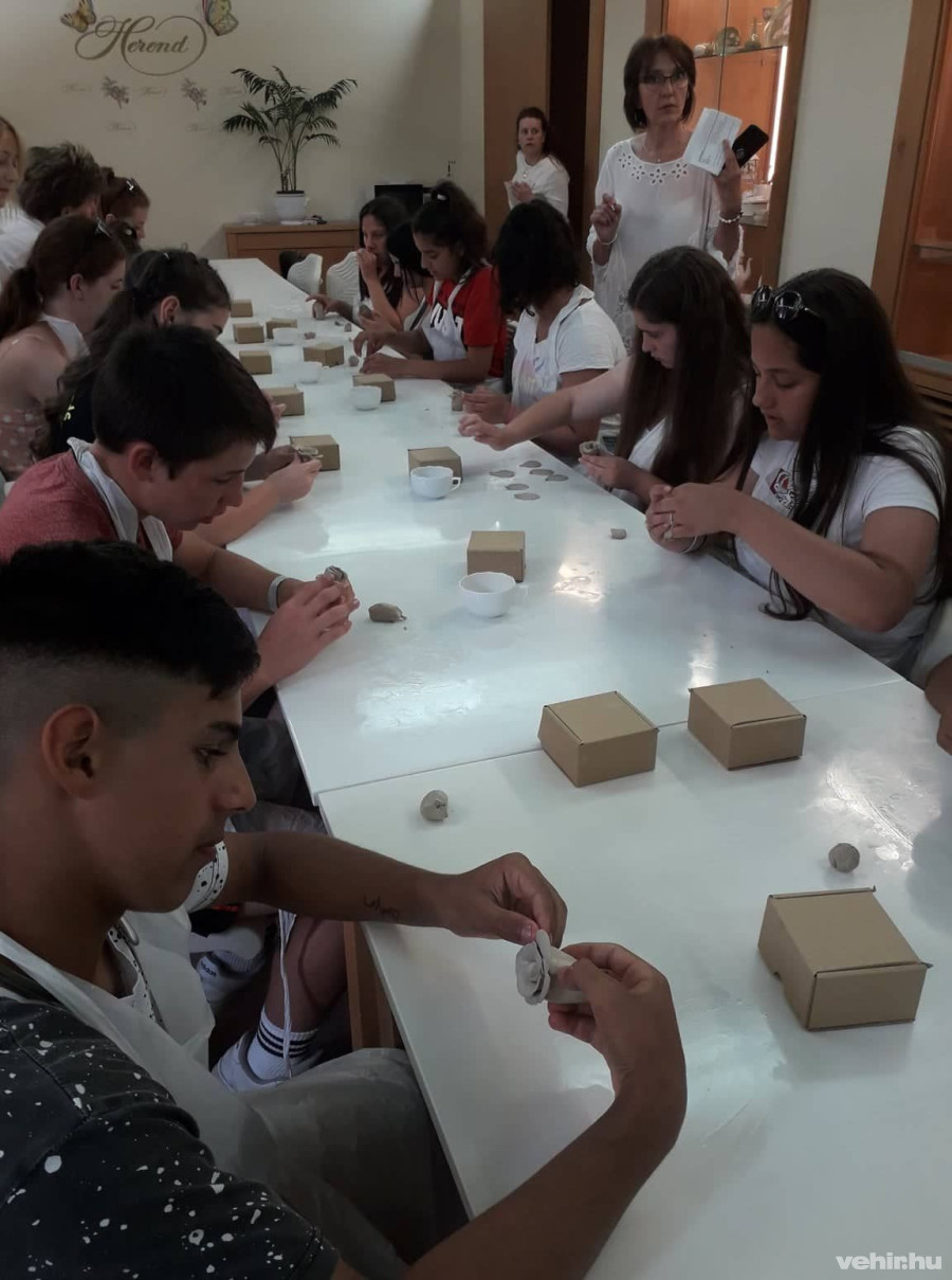 Folyik a munka a Herendi Porcelánmanufaktúrában