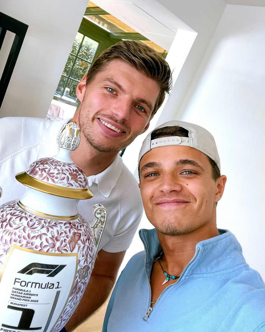 Norris adta át Verstappennek az új trófeát - fotó: Twitter