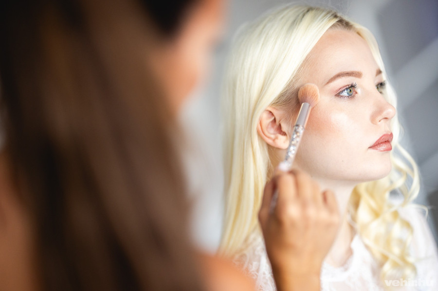 Az interjú alatt elkészült esküvői próbasminkben is a naturálisabb színek domináltak